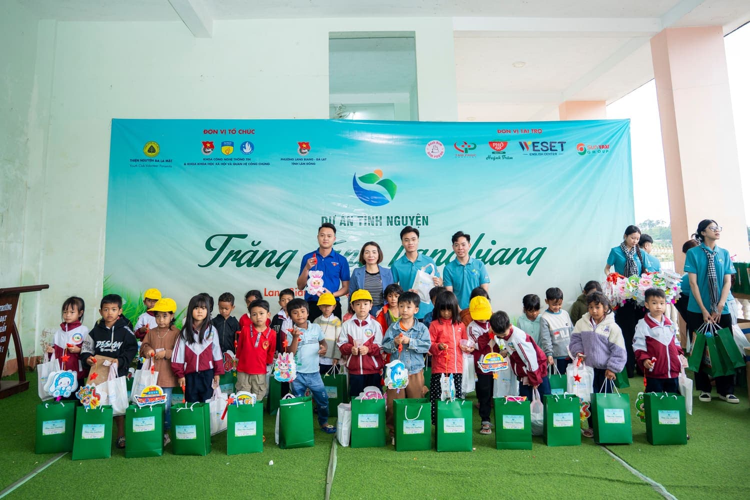 Tình nguyện viên Trăng Sáng Langbiang bên các em nhỏ vùng cao